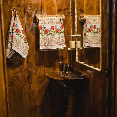 Kolyba Opryshkiv Nizhneye Selishche