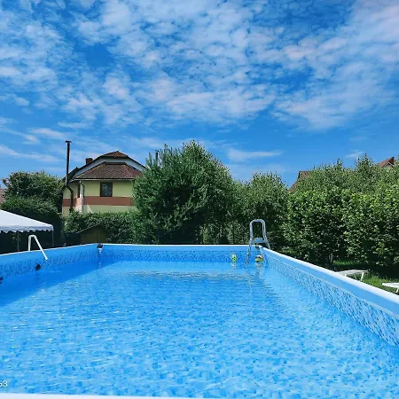 Kolyba Opryshkiv Hotel *