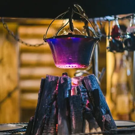 Kolyba Opryshkiv * Nizhneye Selishche